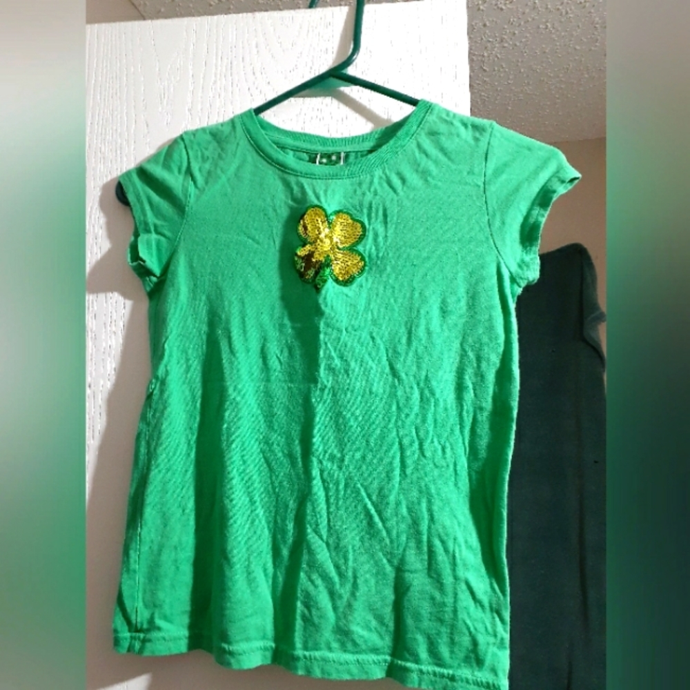 Green Four Leaf Clover T-Shirt. Size M/M (7-8)